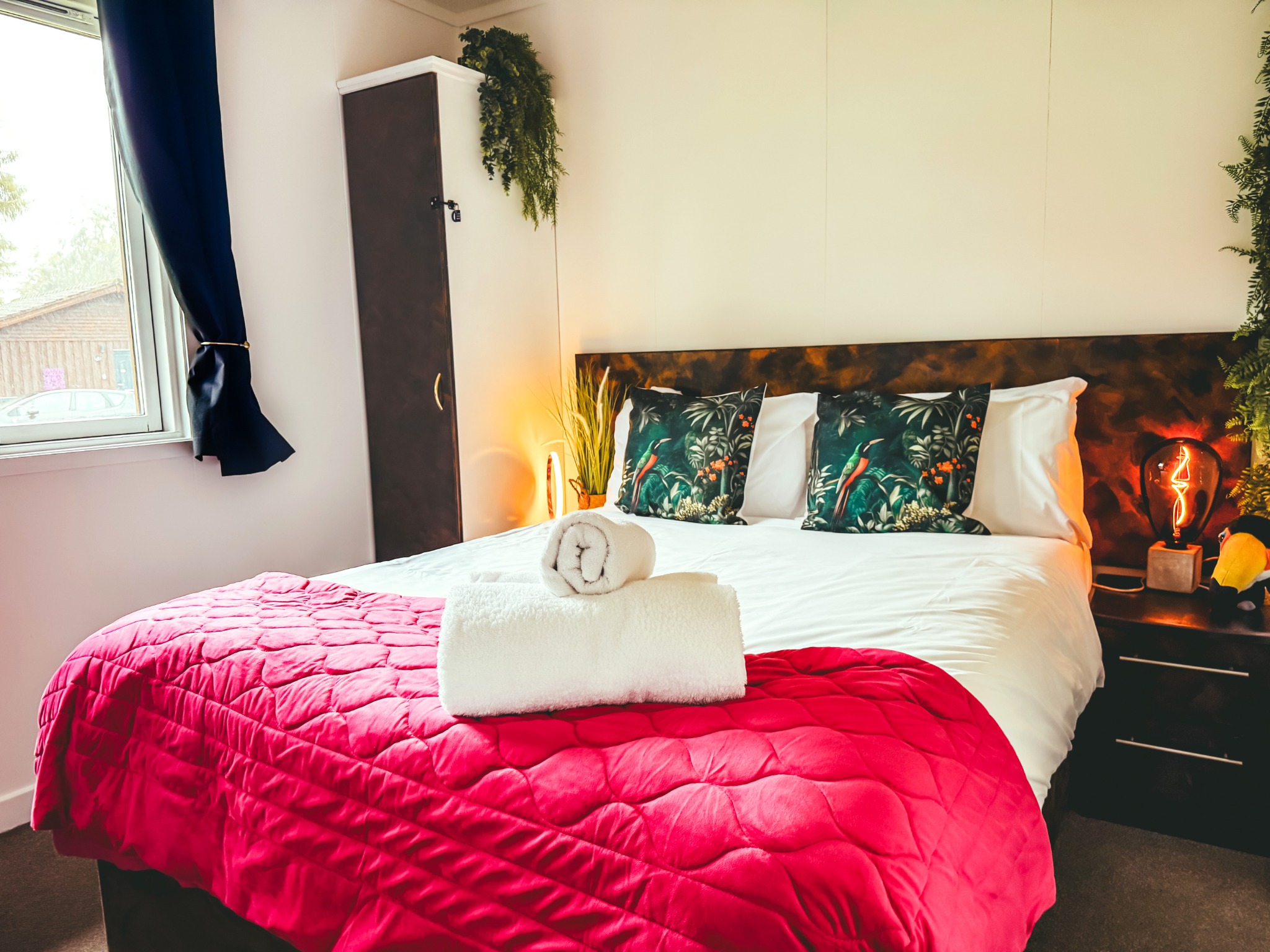 Bedroom with double bed and fresh towels at 7 Eaglecroft